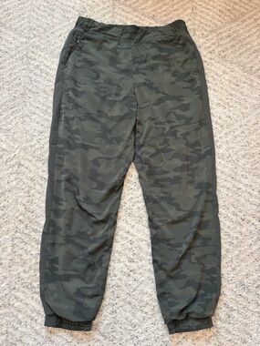 Athleta Joggers Womens Sz 10 Green Camo Brooklyn Textured Lined Pants